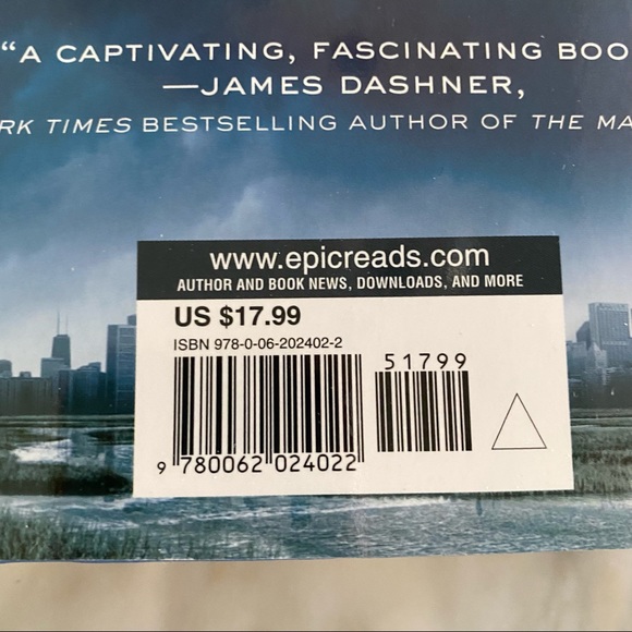 Veronica Roth’s book collection - Picture 3 of 13